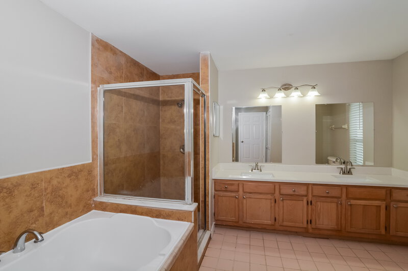 2,455/Mo, 4015 Eagle Feather Dr Orlando, FL 32829 Main Bathroom View