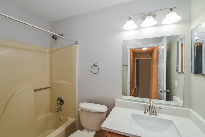 2,455/Mo, 4015 Eagle Feather Dr Orlando, FL 32829 Bathroom View