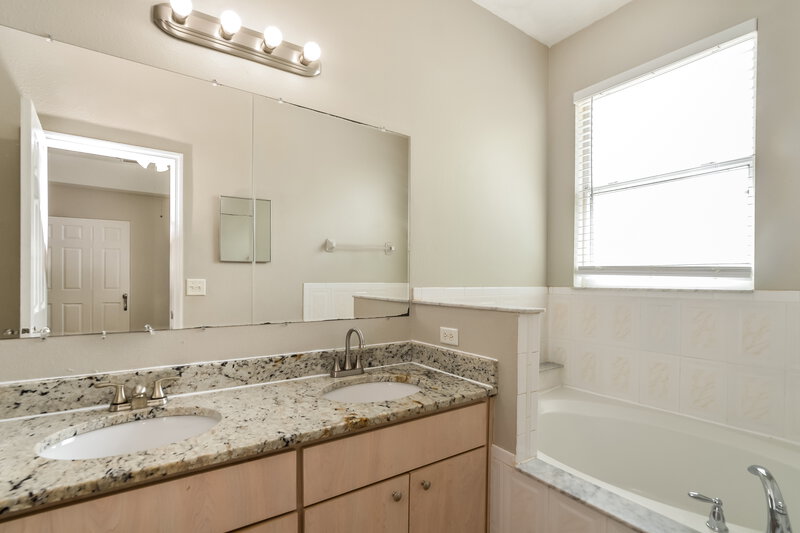 2,335/Mo, 717 Modena St Saint Cloud, FL 34769 Main Bathroom View