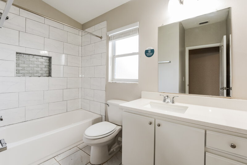 2,515/Mo, 1926 Shannon Ln Apopka, FL 32703 Bathroom View