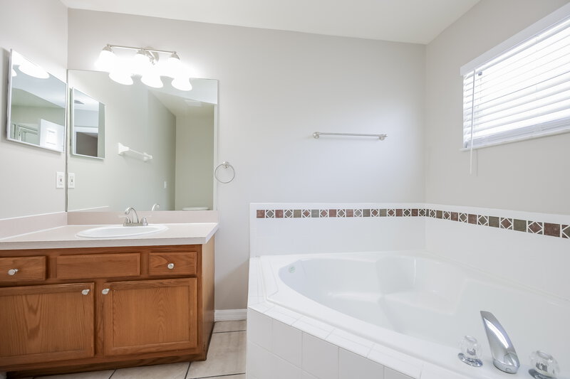 2,640/Mo, 916 Alsace Dr Kissimmee, FL 34759 Main Bathroom View