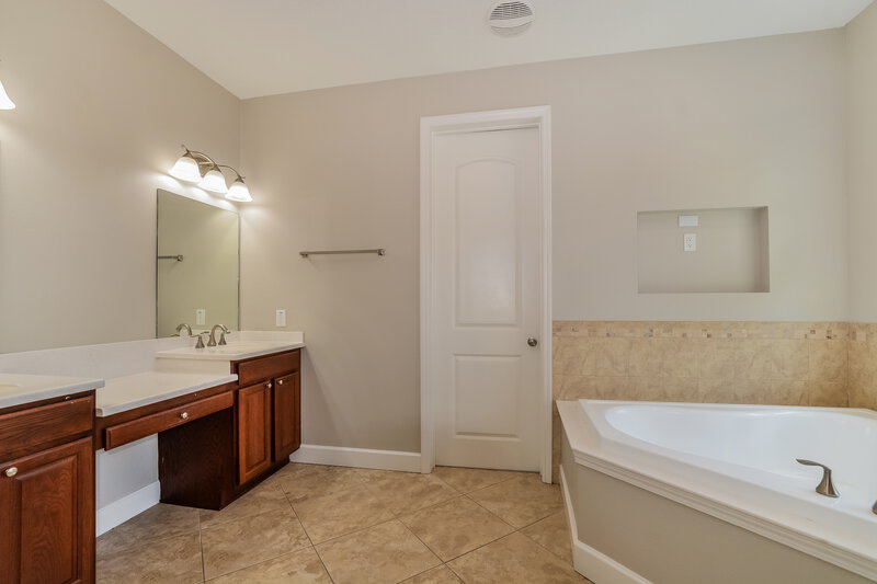 2,550/Mo, 958 Belle Oak Dr Leesburg, FL 34748 Main Bathroom View 2