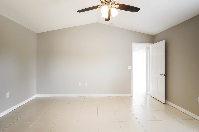 2,860/Mo, 44 York Ct Kissimmee, FL 34758 Main Bedroom View 2