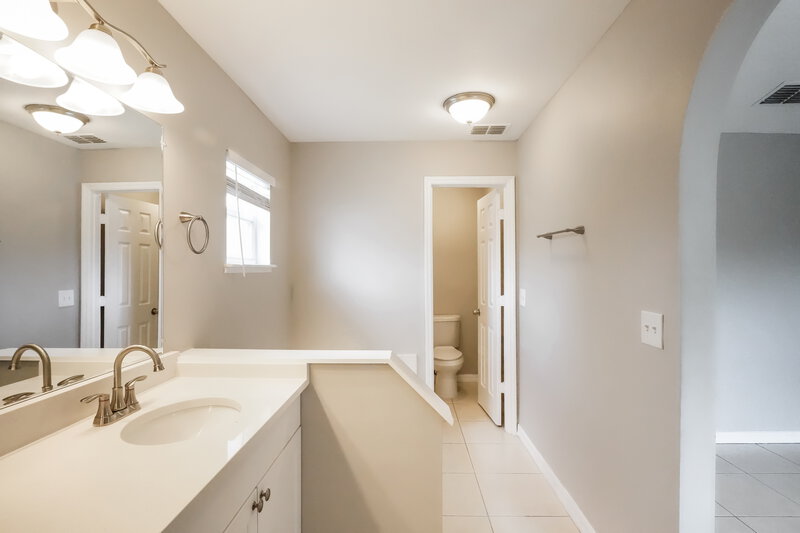 2,860/Mo, 44 York Ct Kissimmee, FL 34758 Main Bathroom View