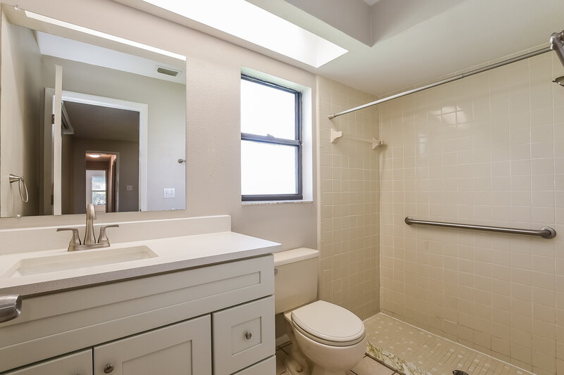 2,595/Mo, 1014 Dishman Loop Oviedo, FL 32765 Main Bathroom View