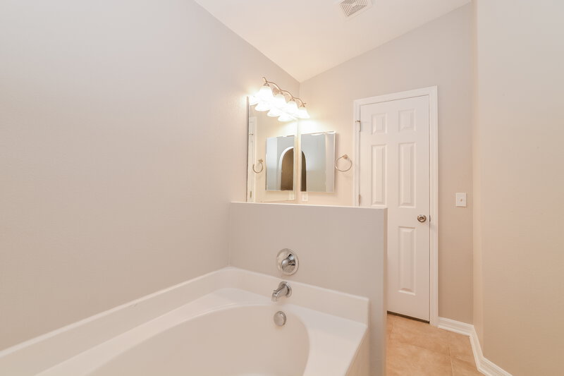 1,735/Mo, 2104 Aitkin Loop Leesburg, FL 34748 Main Bathroom View