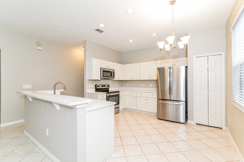 2,735/Mo, 14221 Lake Live Oak Dr Orlando, FL 32828 Kitchen View 2