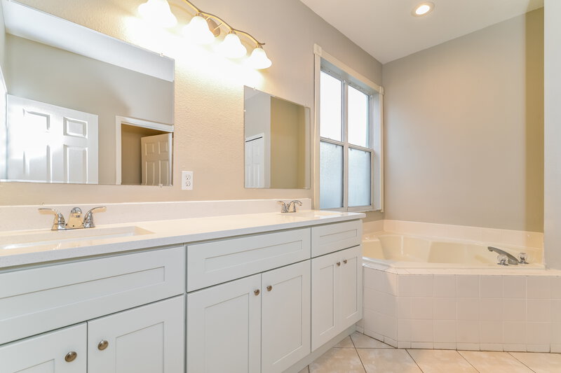 2,735/Mo, 14221 Lake Live Oak Dr Orlando, FL 32828 Main Bathroom View