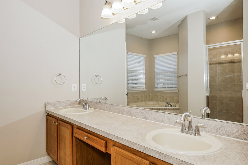 2,410/Mo, 111 Pine Shade Ct Deland, FL 32720 Main Bathroom View