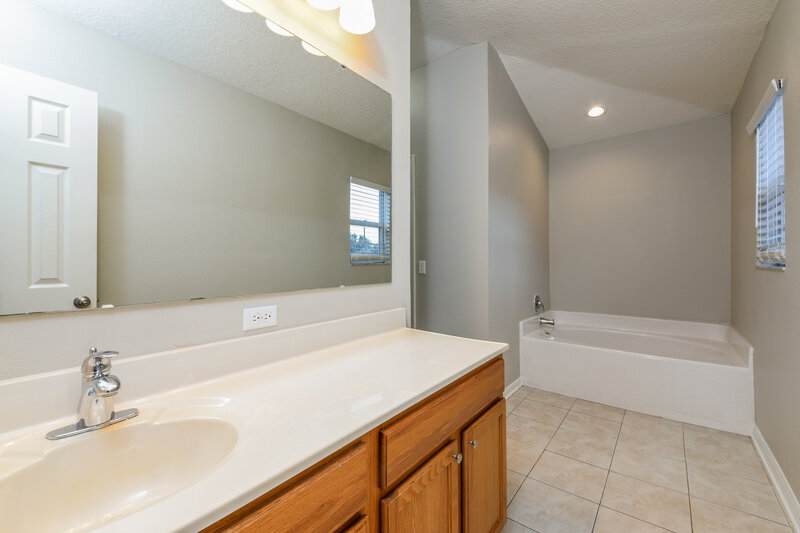 2,205/Mo, 2411 Tealwood Cir Tavares, FL 32778 Main Bathroom View