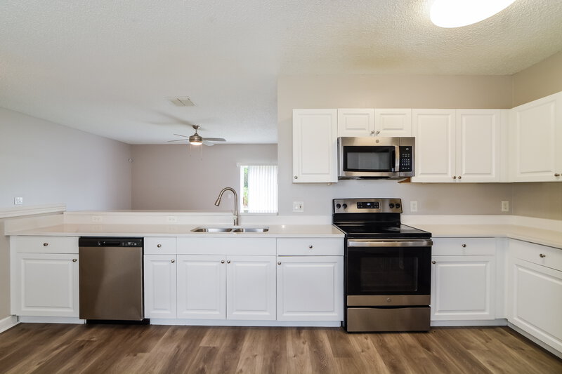 1,870/Mo, 627 Cotulla Dr Kissimmee, FL 34758 Kitchen View 2