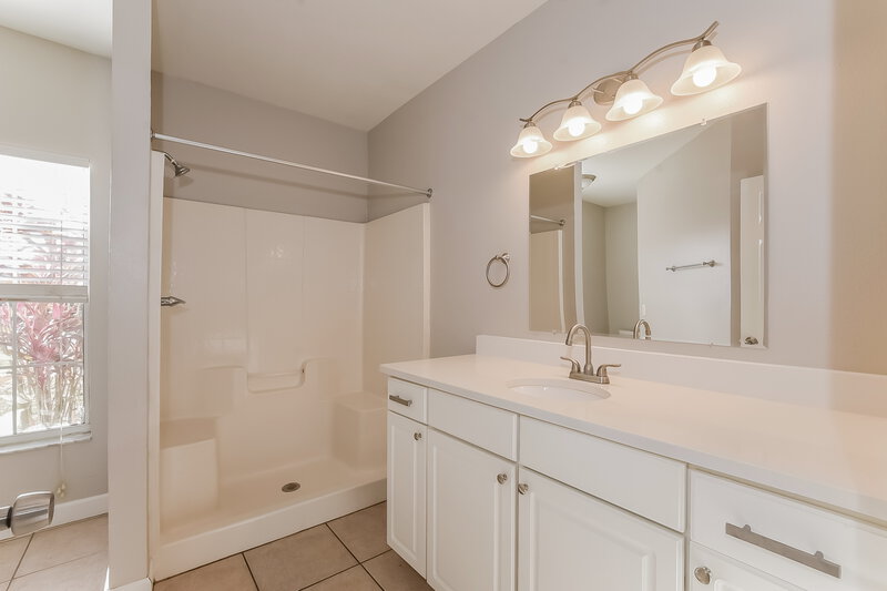 1,675/Mo, 627 Cotulla Dr Kissimmee, FL 34758 Main Bathroom View