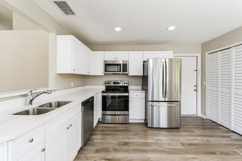 2,350/Mo, 5514 Deepdale Dr Orlando, FL 32821 Kitchen View