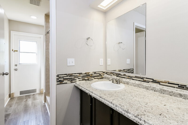 2,350/Mo, 5514 Deepdale Dr Orlando, FL 32821 Main Bathroom View