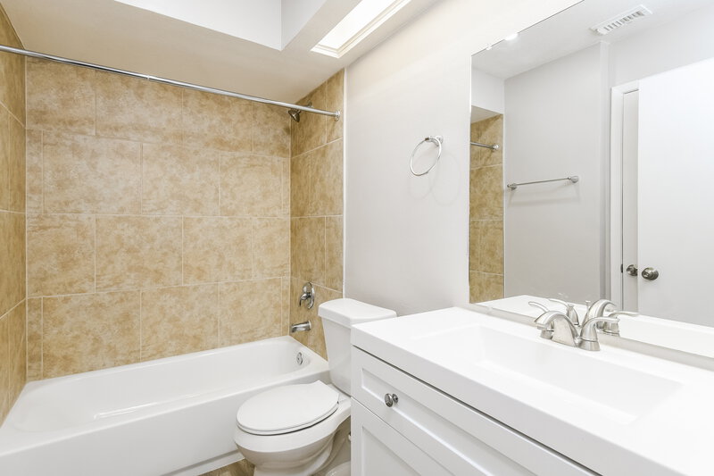 2,350/Mo, 5514 Deepdale Dr Orlando, FL 32821 Bathroom View
