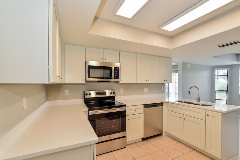 2,350/Mo, 548 Matilda Pl Longwood, FL 32750 Kitchen View