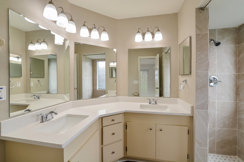 2,350/Mo, 548 Matilda Pl Longwood, FL 32750 Main Bathroom View