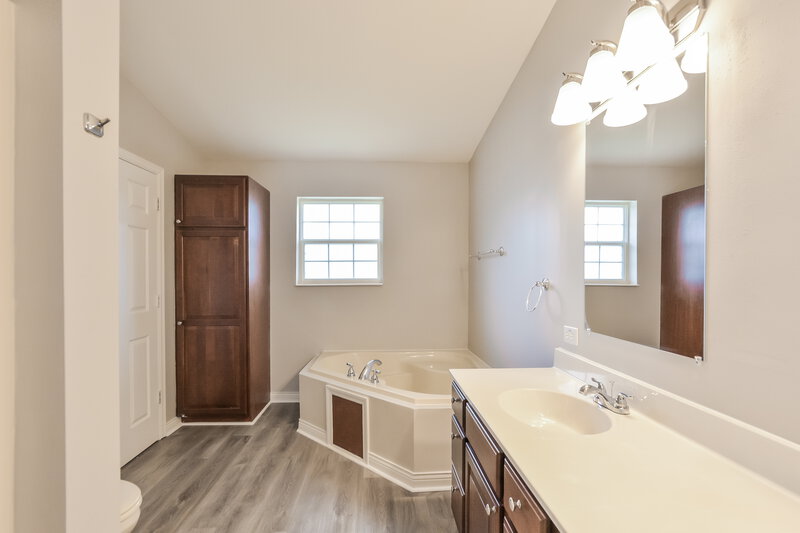 2,125/Mo, 308 Pinewood Ct Fern Park, FL 32730 Main Bathroom View