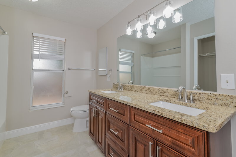 2,610/Mo, 3051 Bloomsbury Dr Kissimmee, FL 34747 Main Bathroom View