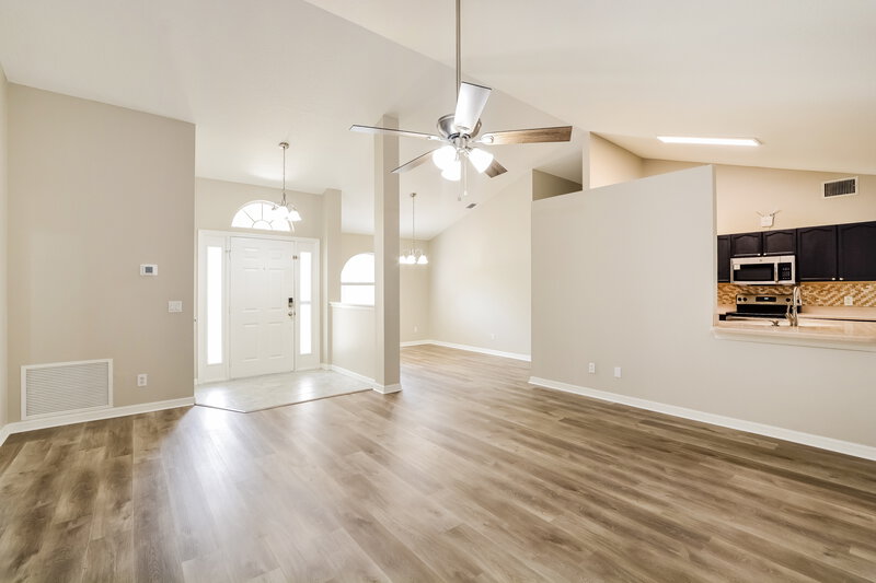 2,250/Mo, 909 Vassar Dr Eustis, FL 32726 Living Room View