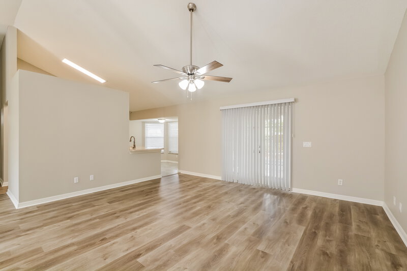 2,250/Mo, 909 Vassar Dr Eustis, FL 32726 Living Room View 2
