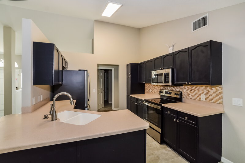 2,250/Mo, 909 Vassar Dr Eustis, FL 32726 Kitchen View