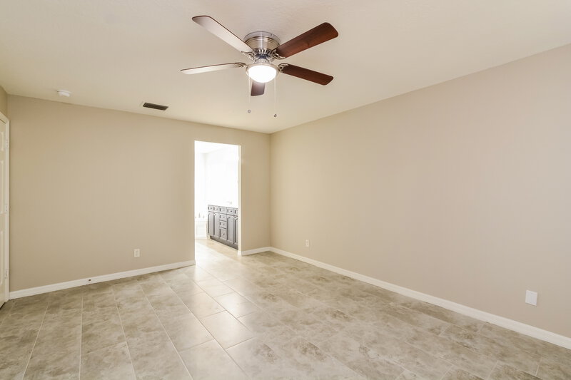 2,250/Mo, 909 Vassar Dr Eustis, FL 32726 Main Bedroom View