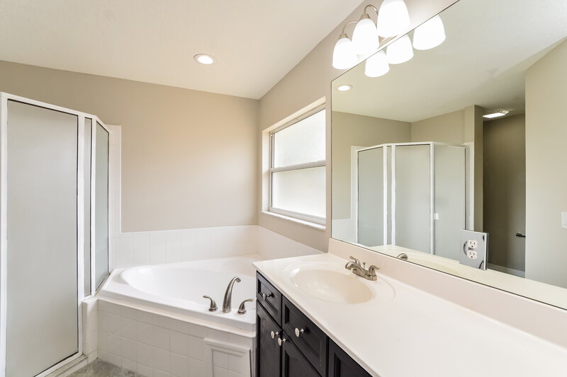 2,250/Mo, 909 Vassar Dr Eustis, FL 32726 Main Bathroom View