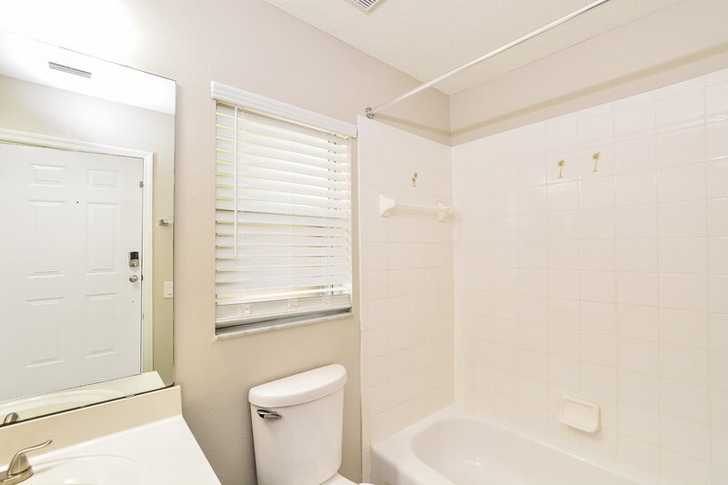 2,250/Mo, 909 Vassar Dr Eustis, FL 32726 Bathroom View