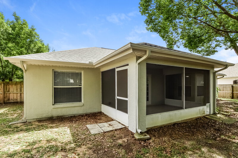 2,250/Mo, 909 Vassar Dr Eustis, FL 32726 Rear View