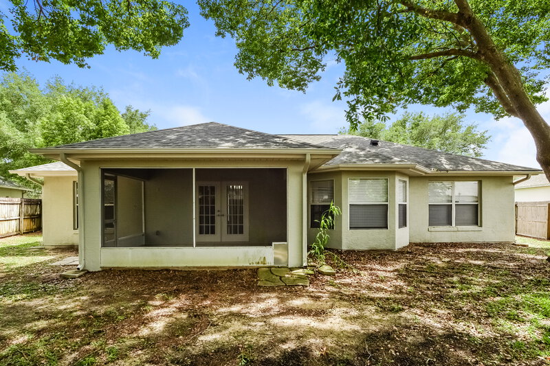 2,250/Mo, 909 Vassar Dr Eustis, FL 32726 Rear View 2