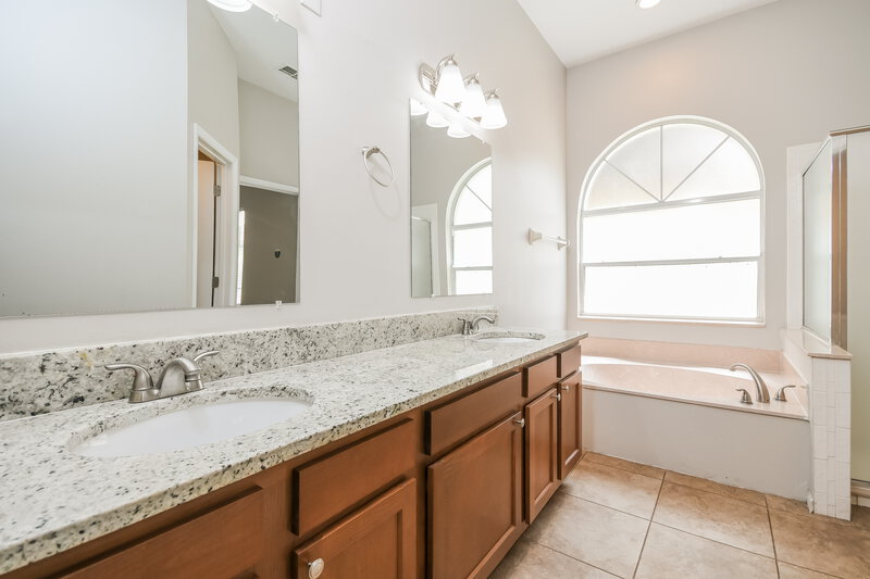 2,355/Mo, 1962 River Park Blvd Orlando, FL 32817 Main Bathroom View