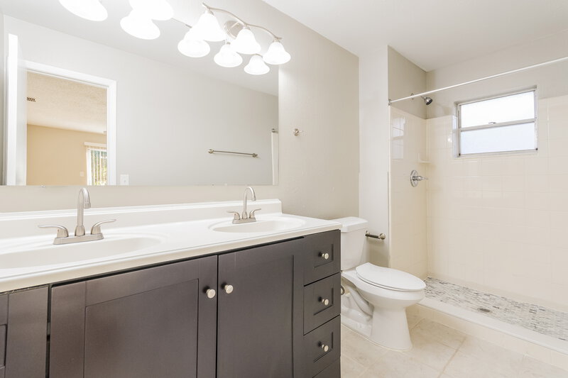 2,400/Mo, 10743 Lazy Lake Dr Orlando, FL 32821 Main Bathroom View