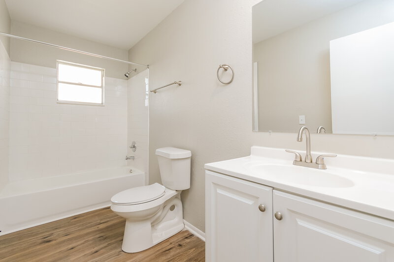 2,400/Mo, 10743 Lazy Lake Dr Orlando, FL 32821 Bathroom View