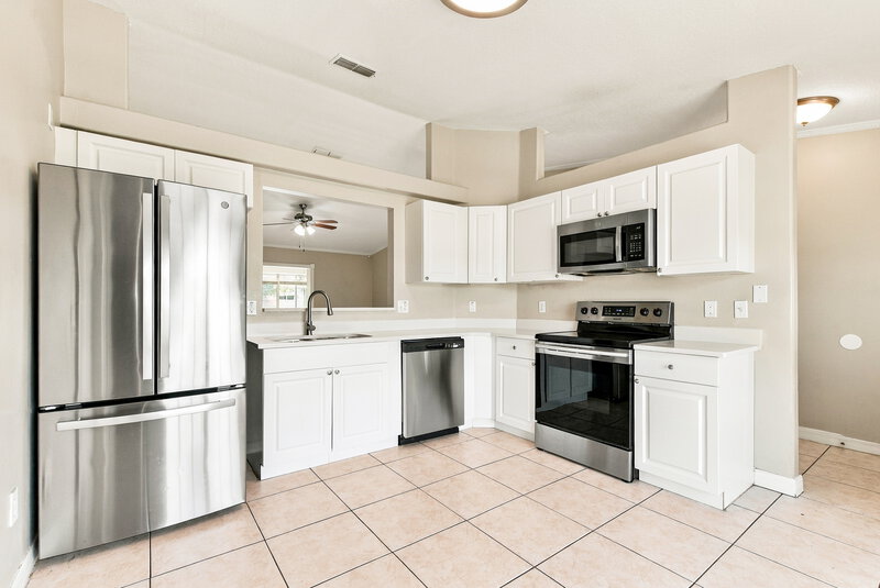 2,260/Mo, 2702 Woodstream Cir Kissimmee, FL 34743 Kitchen View