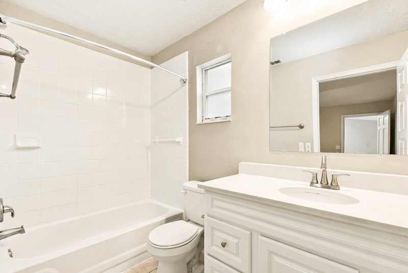 2,260/Mo, 2702 Woodstream Cir Kissimmee, FL 34743 Primary Bathroom View