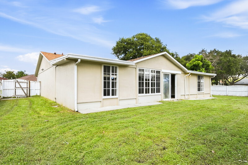 2,260/Mo, 2702 Woodstream Cir Kissimmee, FL 34743 Rear View