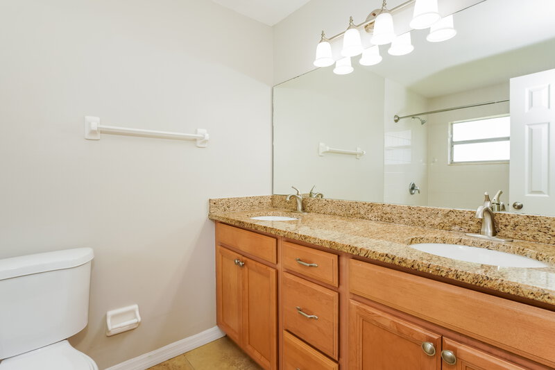 2,455/Mo, 12775 Majorama Dr Orlando, FL 32837 Main Bathroom View