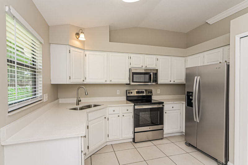 2,260/Mo, 10119 Pink Carnation Ct Orlando, FL 32825 Kitchen View 2
