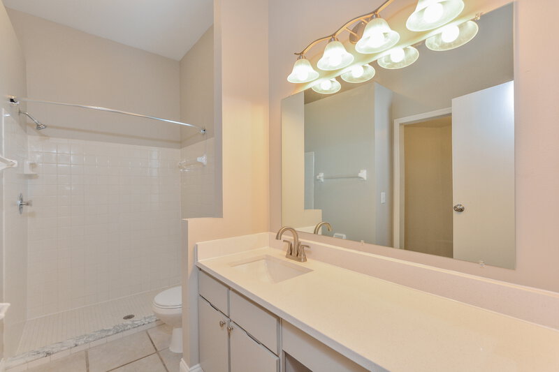 2,515/Mo, 10119 Pink Carnation Ct Orlando, FL 32825 Main Bathroom View