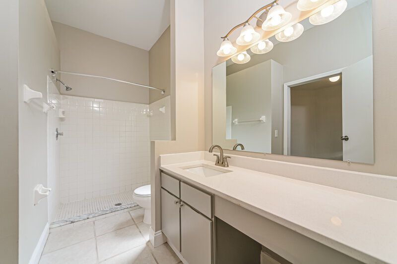 2,260/Mo, 10119 Pink Carnation Ct Orlando, FL 32825 Main Bathroom View