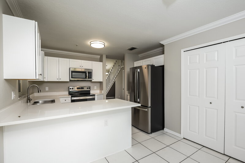 2,330/Mo, 1836 Blaine Ter Winter Park, FL 32792 Kitchen View 2