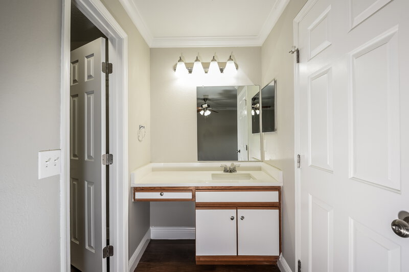 2,330/Mo, 1836 Blaine Ter Winter Park, FL 32792 Main Bathroom View