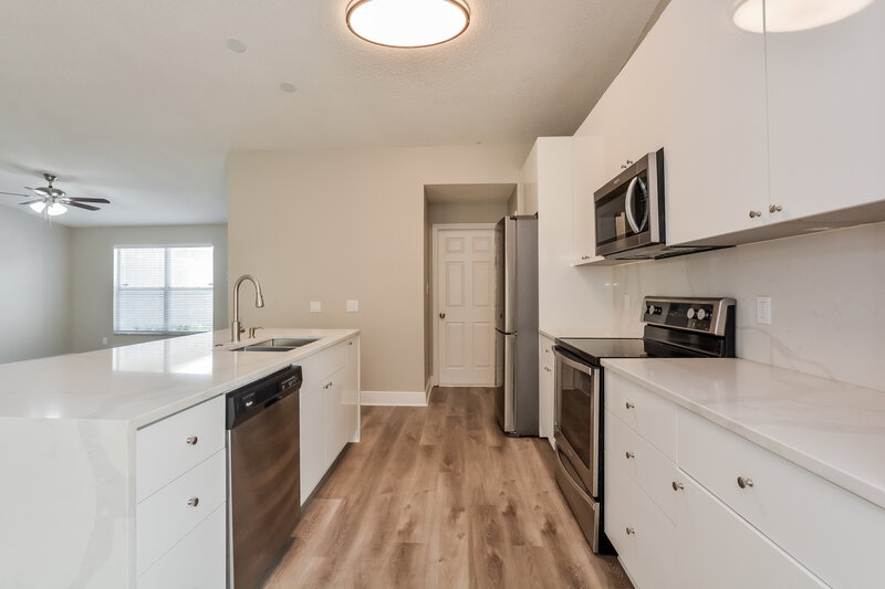 2,460/Mo, 2746 Woodruff Dr Orlando, FL 32837 Kitchen View 3