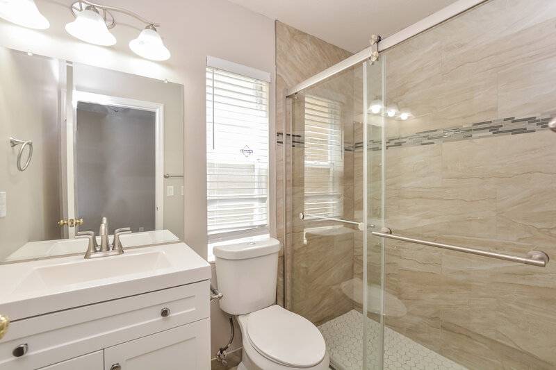 2,460/Mo, 2746 Woodruff Dr Orlando, FL 32837 Main Bathroom View