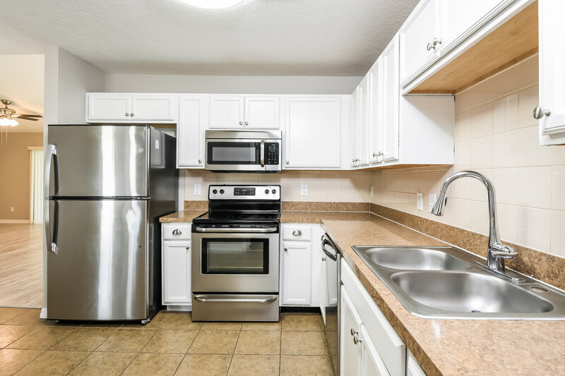 3,200/Mo, 5140 Heatherstone Ct Kissimmee, FL 34758 Kitchen View 2
