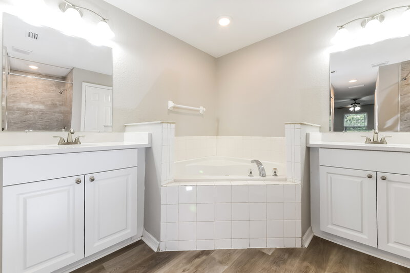 1,625/Mo, 543 Hummingbird Ct Poinciana, FL 34759 Main Bathroom View