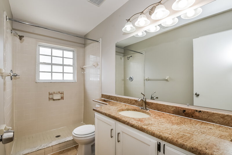 2,245/Mo, 201 Whiterapids Ct Orlando, FL 32828 Main Bathroom View