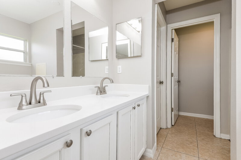 1,820/Mo, 331 Caen Ct Kissimmee, FL 34759 Main Bathroom View