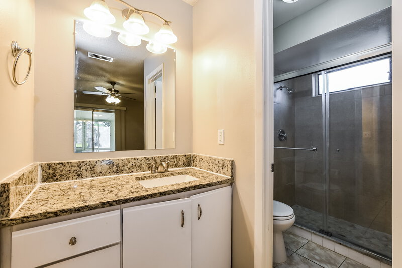 2,170/Mo, 520 Elmwood Ct Kissimmee, FL 34743 Main Bathroom View
